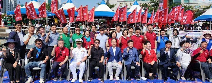 Cmdr. James Dipasquale, Commander, Fleet Activities Chinhae (CFAC) commanding officer, attends the 15th National Turtle Boat Rowing Competition hosted by the coastal city of Tongyeong-si, South Korea, on Aug. 10 to commemorate the Battle of Hasan Island victory.