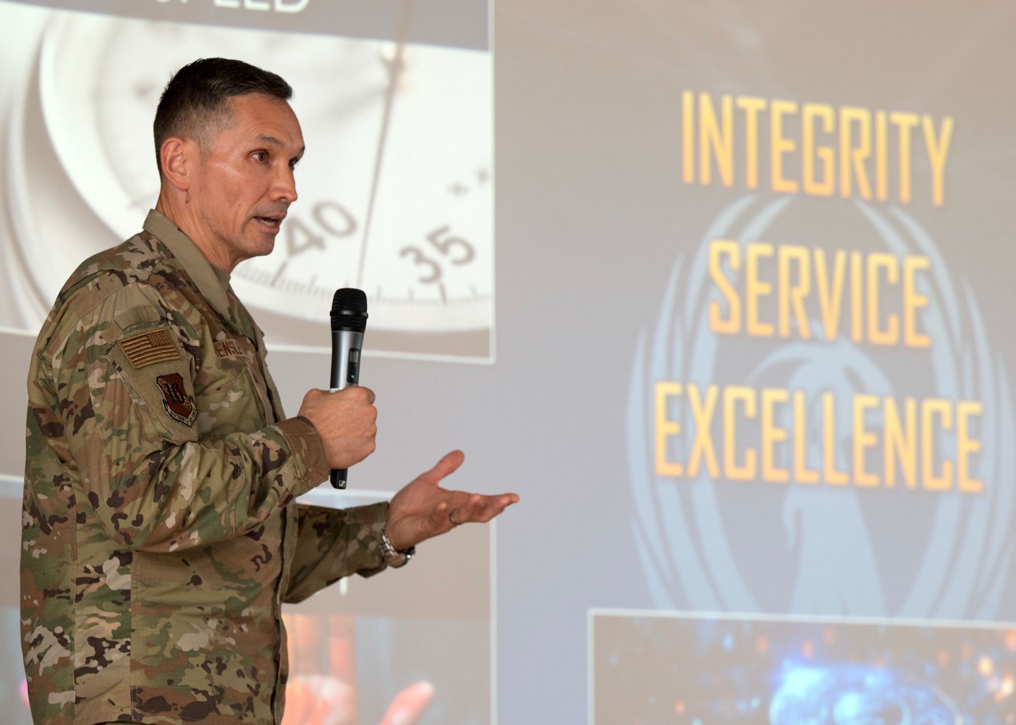 16th Air Force Command Team visits the 70th ISRW