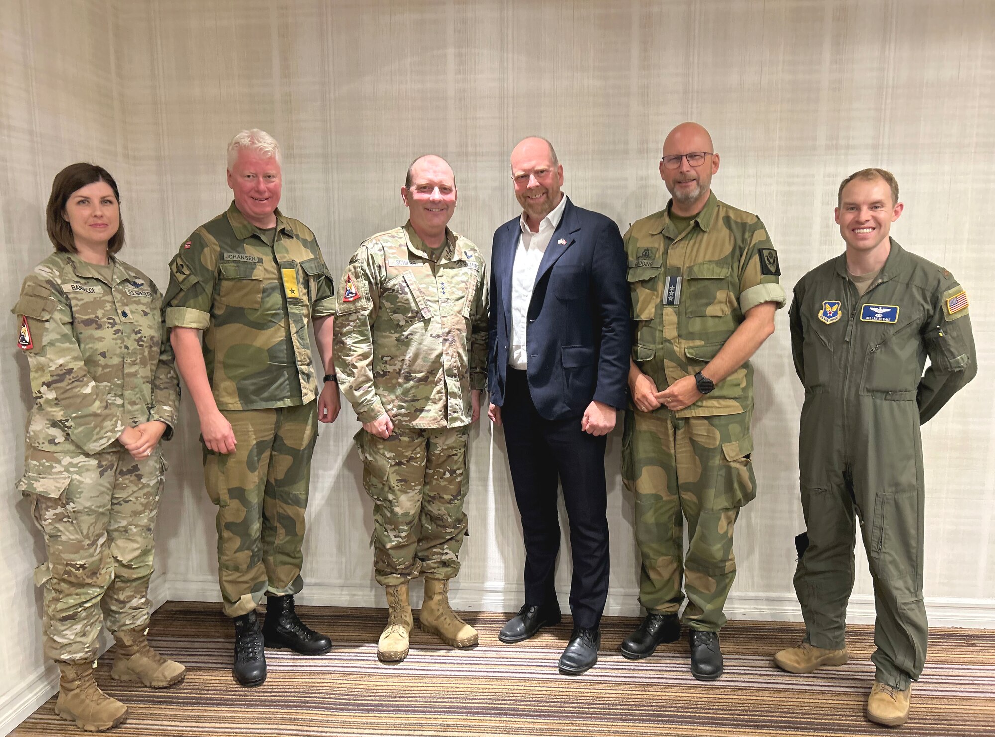 A delegation of Norwegian and American military personnel pose.