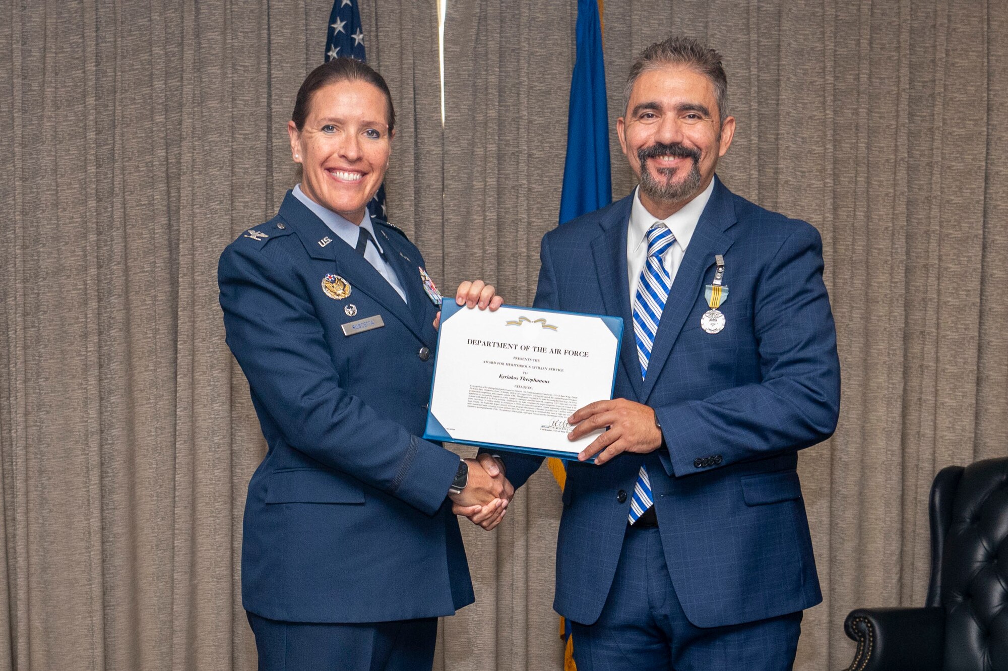 man receives award from commander