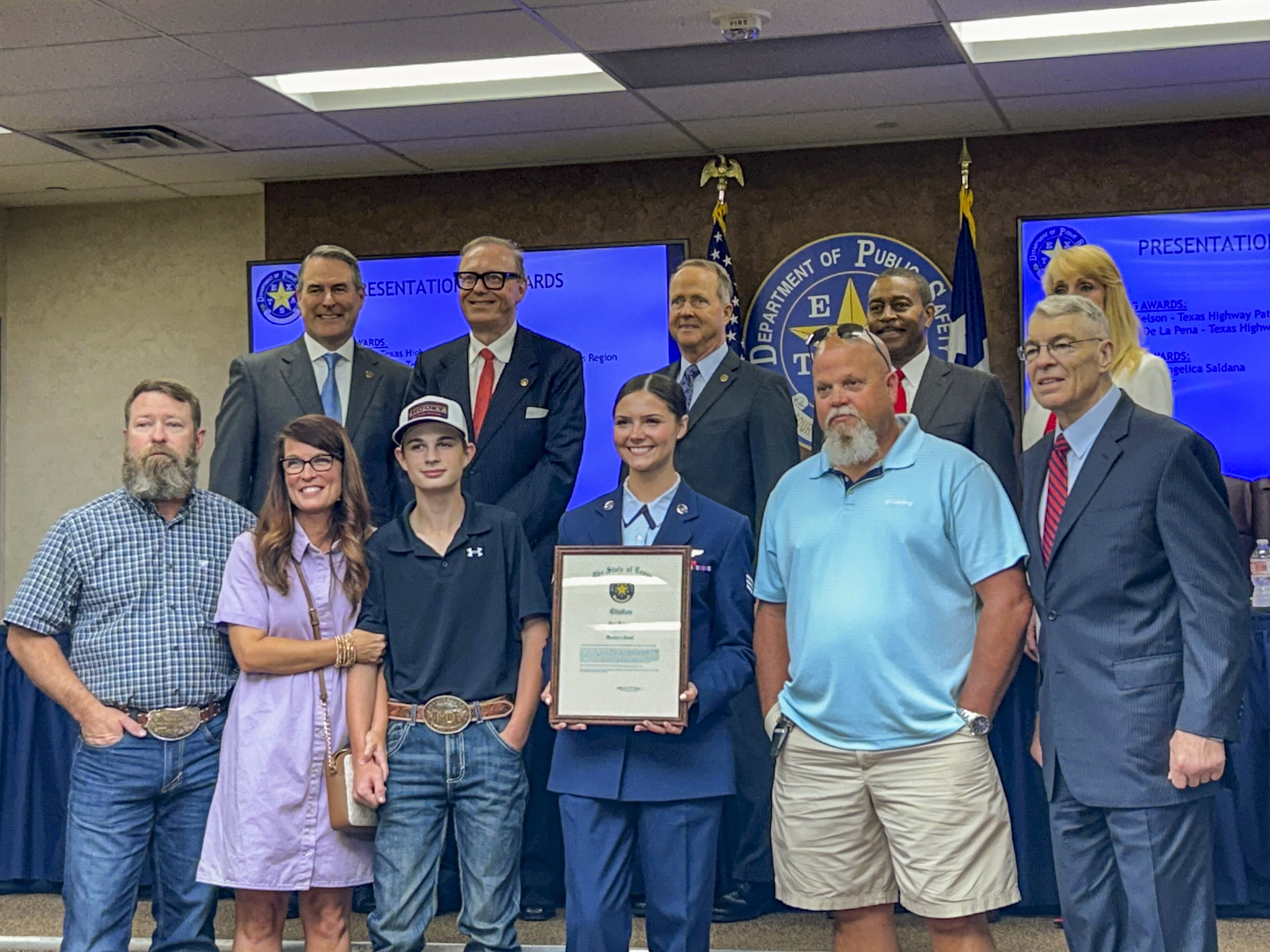 最大90％オフ - 特価 セール Airman rescues children from burning car > Creech Air Force その他