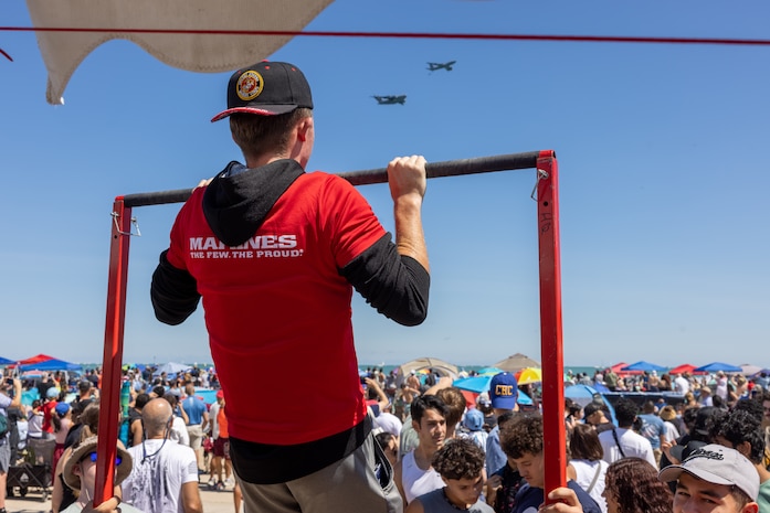 A U.S. Marine Corps poolee with Recruiting Station Chicago, conducts pull-ups at the Chicago Air and Water Show, Chicago, Illinois, Aug. 10, 2024. The Chicago Air and Water Show presented by the City of Chicago is the largest free show of its kind in the United States. (U.S. Marine Corps photo by Cpl. Alexander O. Devereux)