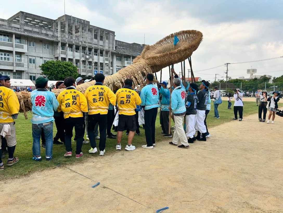８月４日、海兵隊キャンプ・キンザーＳＭＰが宜野湾市大山区の大綱引きに参加しました。