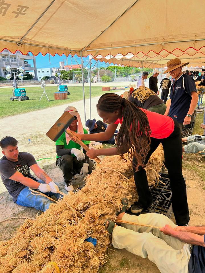 ８月４日、海兵隊キャンプ・キンザーＳＭＰが宜野湾市大山区の大綱引きに参加しました。