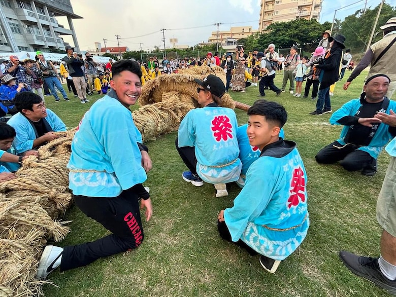 ８月４日、海兵隊キャンプ・キンザーＳＭＰが宜野湾市大山区の大綱引きに参加しました。
