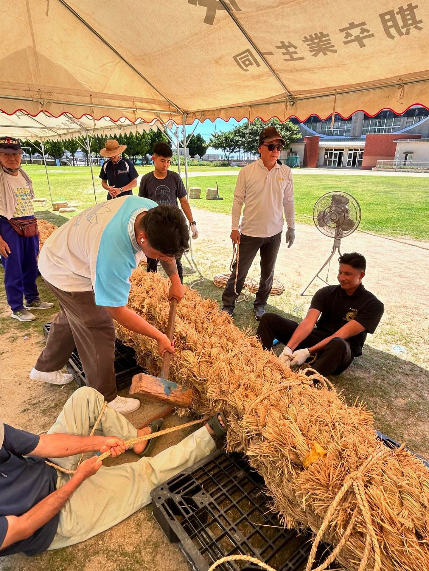 ８月４日、海兵隊キャンプ・キンザーＳＭＰが宜野湾市大山区の大綱引きに参加しました。
