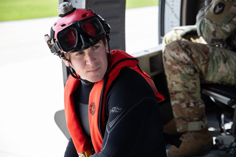 Soldiers of the 2-147th Assault Helicopter Battalion, 63rd Theater Aviation Brigade, perform a helocast demonstration as part of the Thunder Over Louisville’s Air Show in Louisville, Kentucky, April 20, 2024.