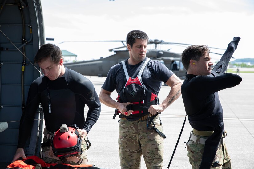 Soldiers of the 2-147th Assault Helicopter Battalion, 63rd Theater Aviation Brigade, perform a helocast demonstration as part of the Thunder Over Louisville’s Air Show in Louisville, Kentucky, April 20, 2024.