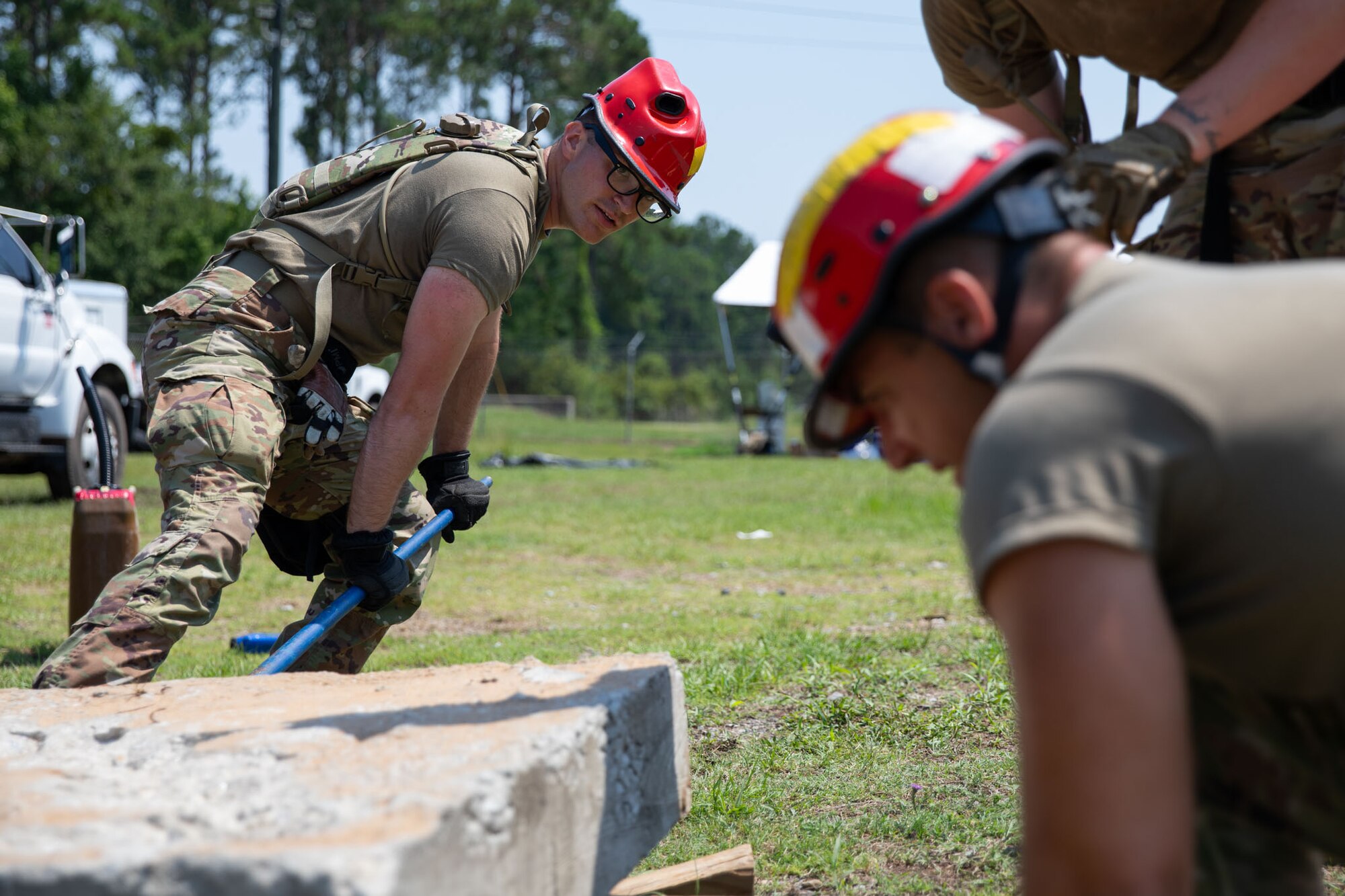 Soldiers of the Kentucky CERF-P rescue a simulated casualty from debris during a Joint Training Exercise with the Georgia National Guard's HRF.