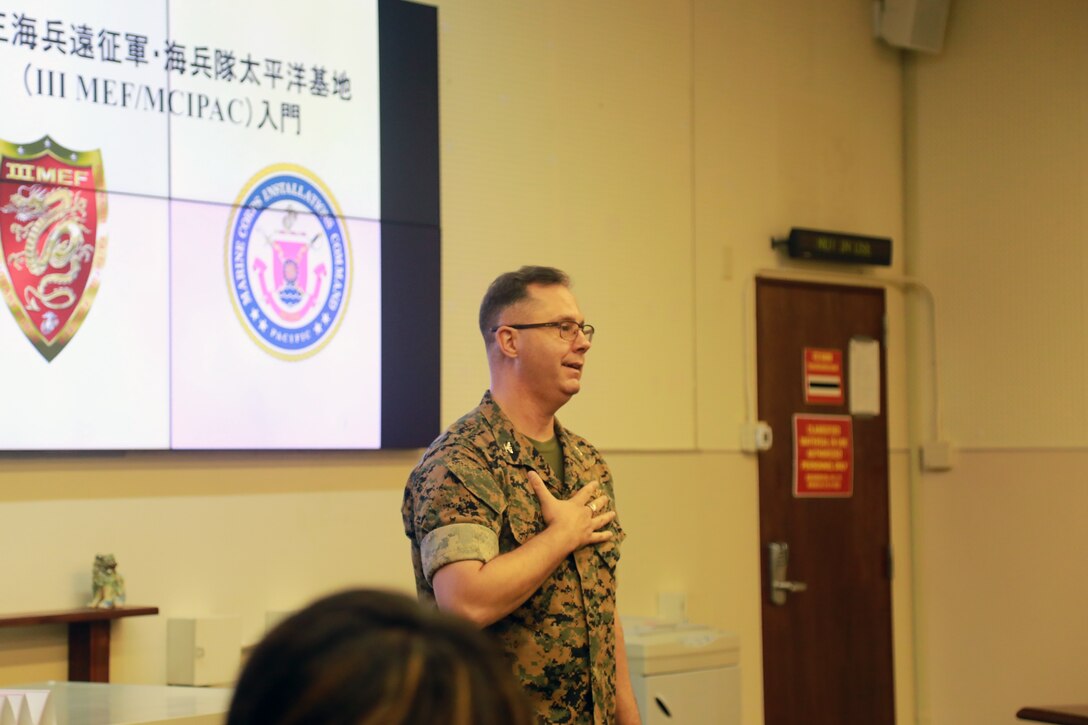 ８月２２日、うるま市と海兵隊キャンプ・コートニーが共同で開催する英語キャンプに参加する生徒たちが海兵隊キャンプ・フォスターを訪問しました。