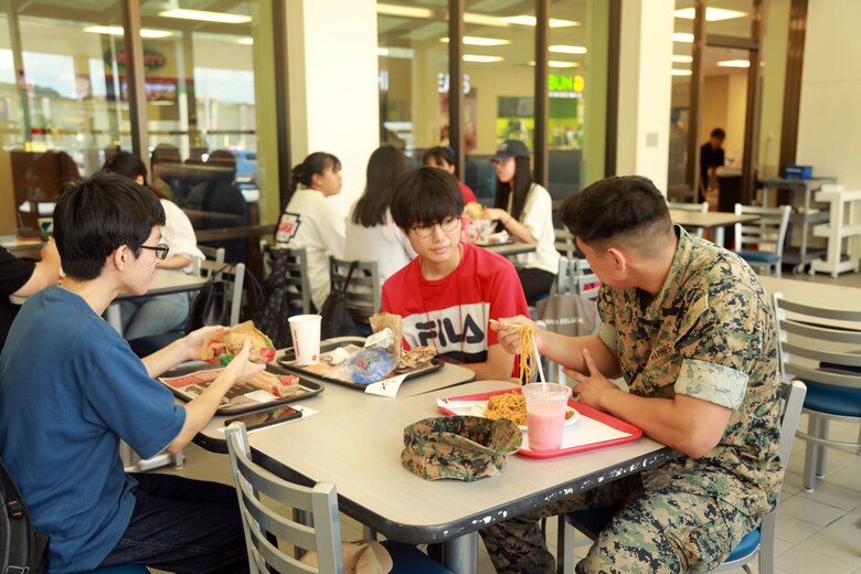 ８月２２日、うるま市と海兵隊キャンプ・コートニーが共同で開催する英語キャンプに参加する生徒たちが海兵隊キャンプ・フォスターを訪問しました。