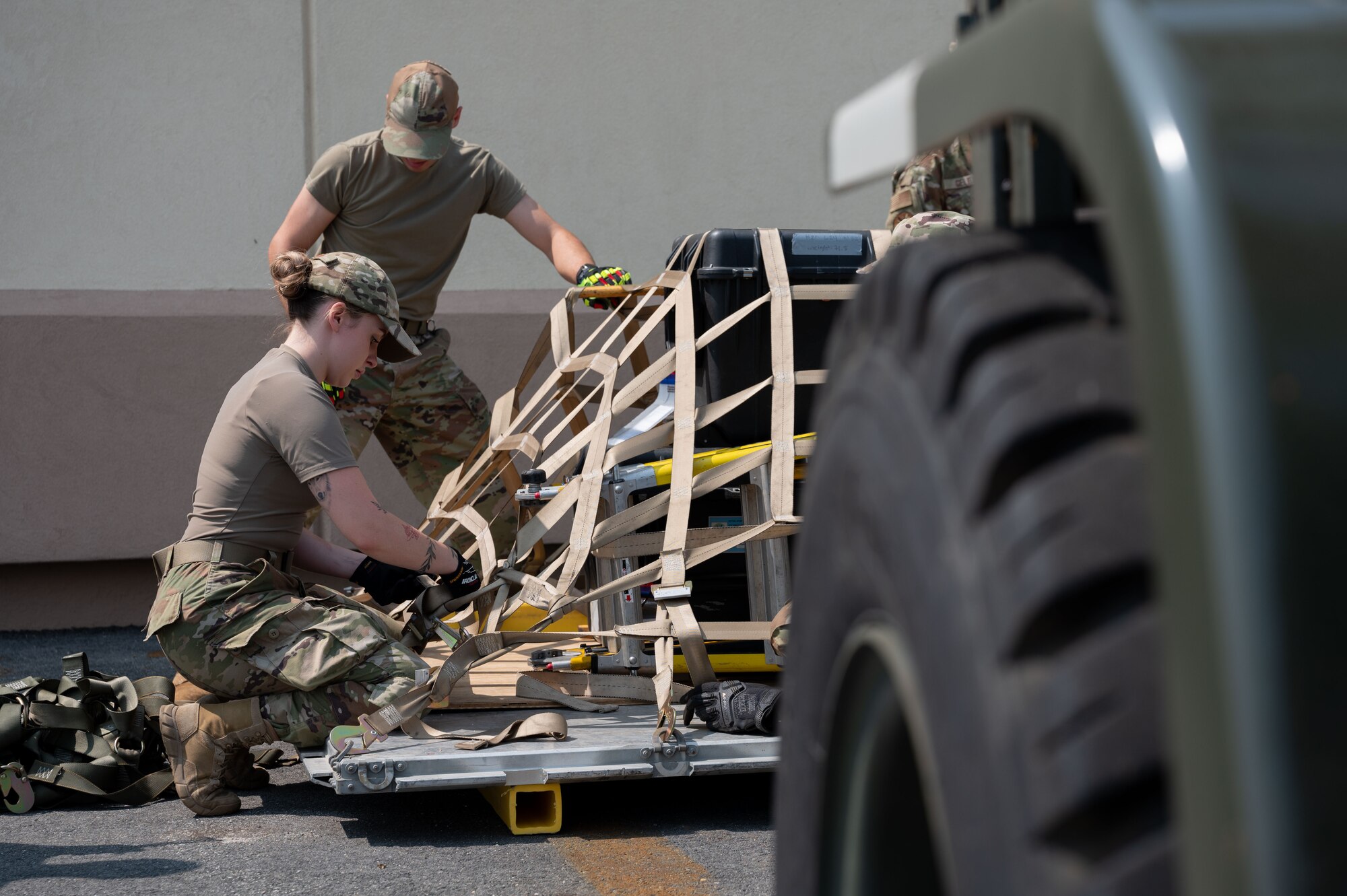 Airmen tightens pallet netting.