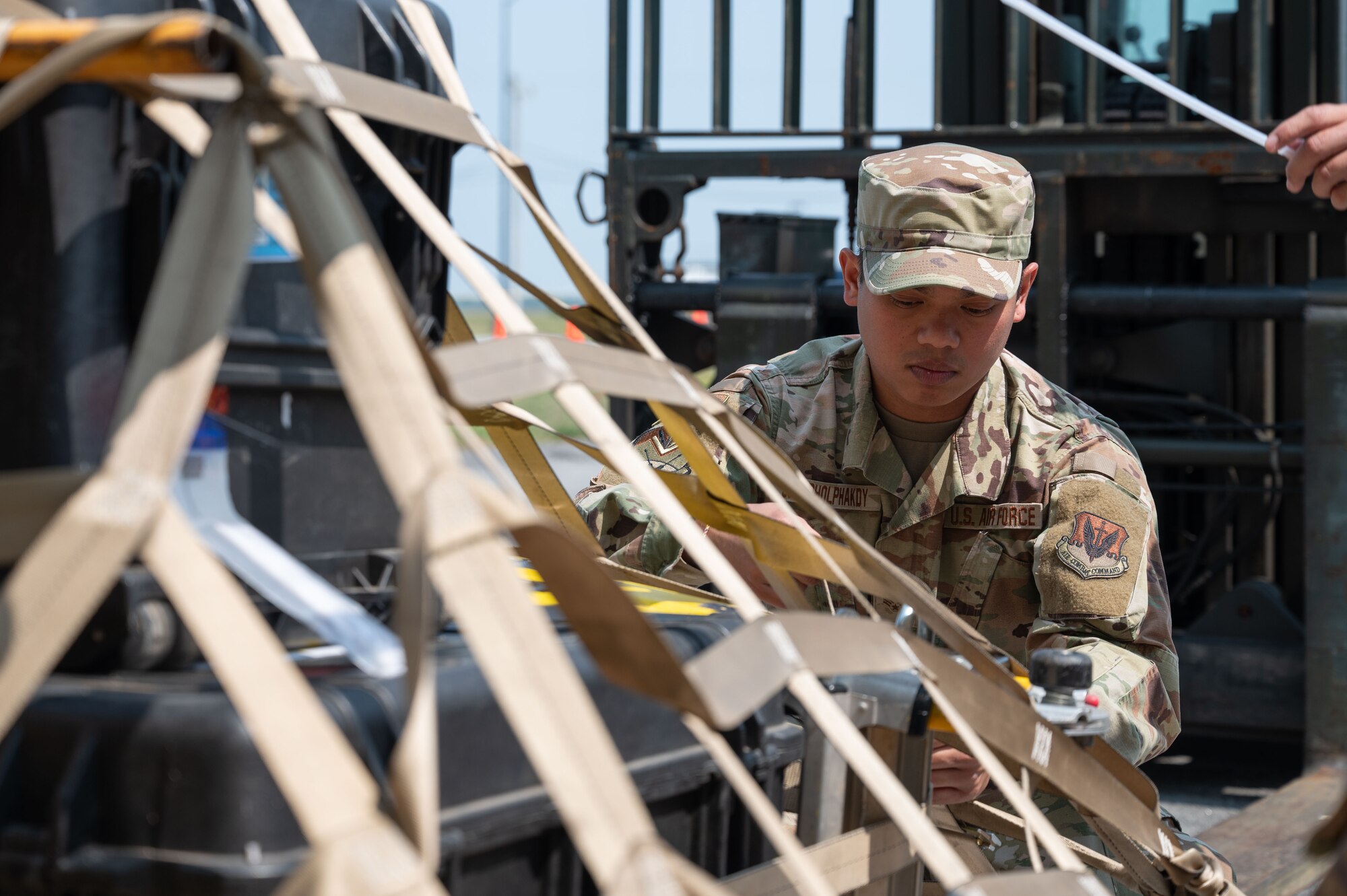 Airmen tightens pallet netting.