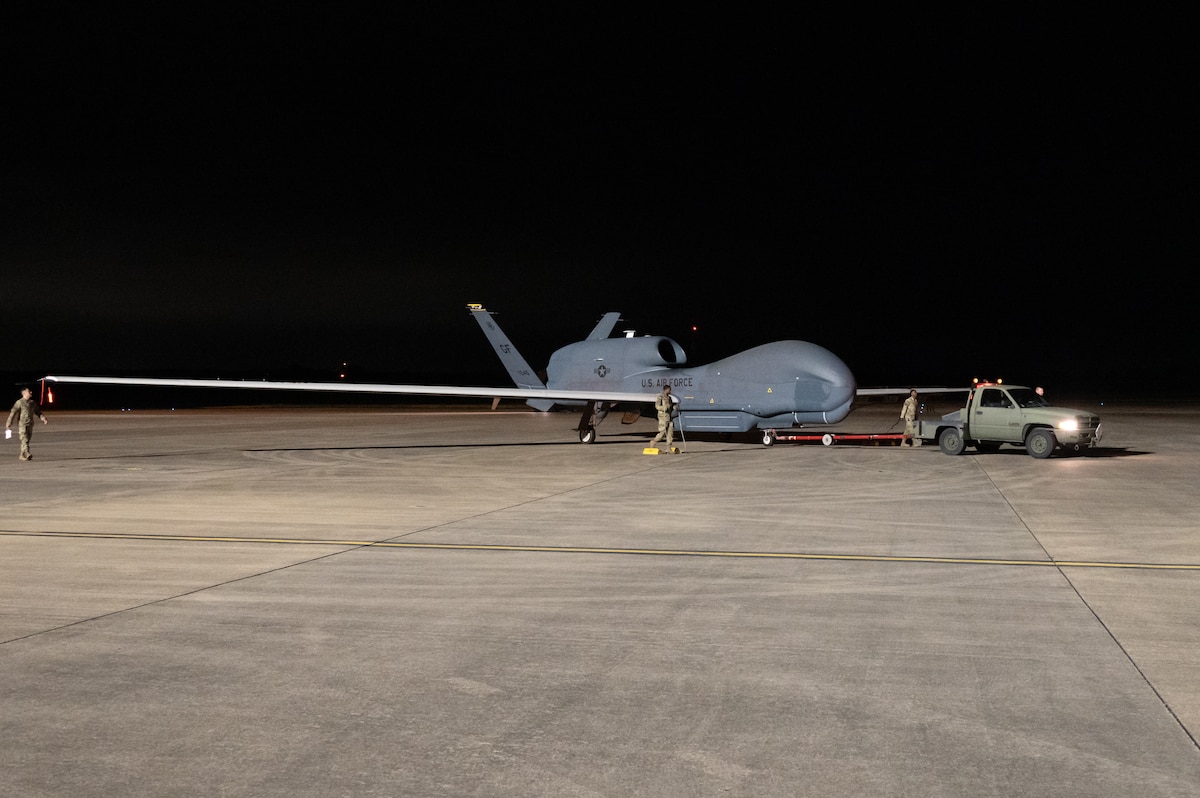 Avioni-X 1/200 RQ-4B グローバルホール アンダーセン空軍基地 Pathfinders support U.S. RQ-4B Global Hawk > Grand Forks Air Force