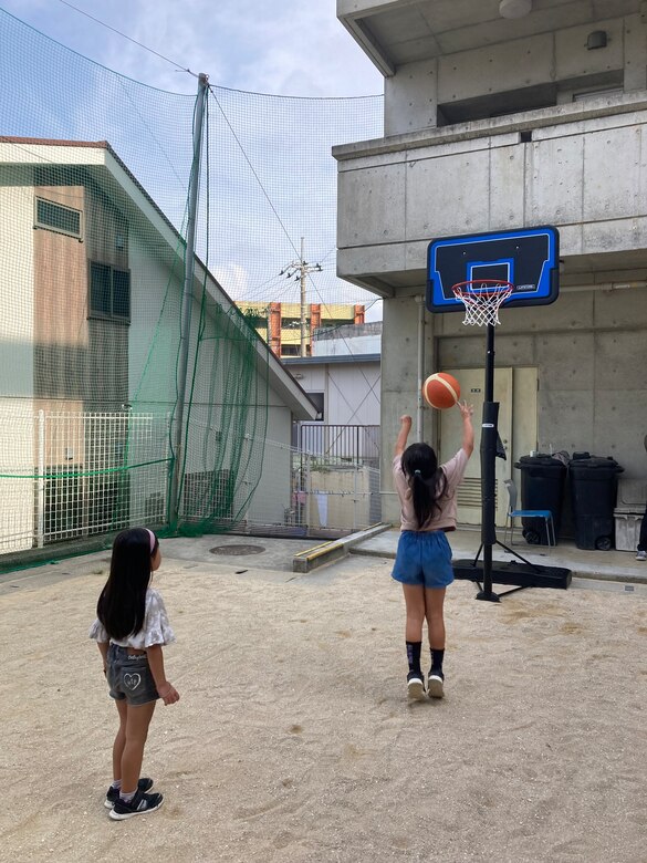マリオ・サンチェスJr一等軍曹は３２マイルを走るチャリティーマラソンを行い、浦添市の母子生活支援施設にバスケットゴールとボールを贈りました。