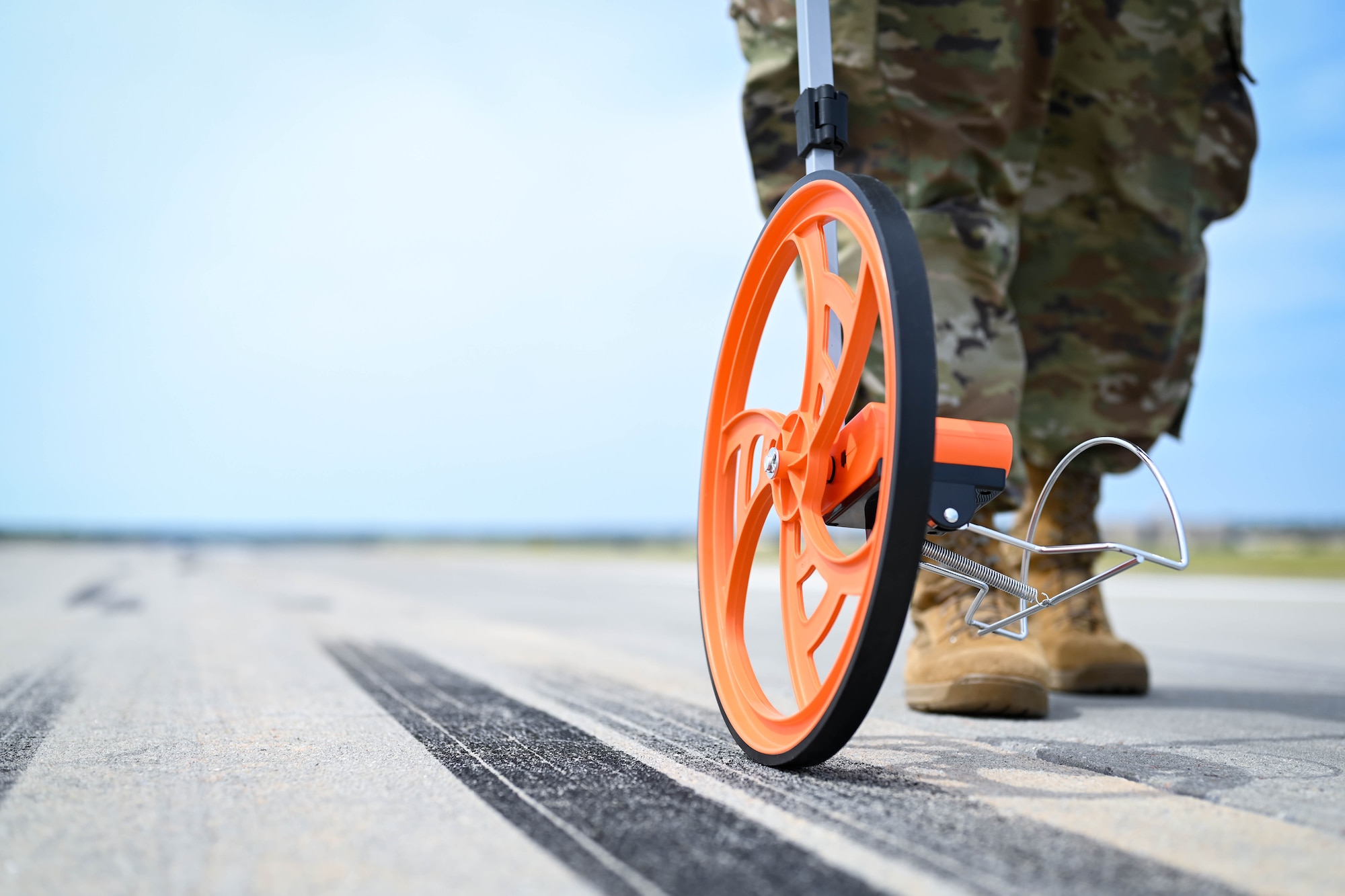 A measuring wheel measures the flight line.