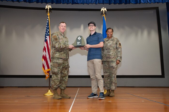A man receives an award from U.S. Air Force Col. Jason Glynn.