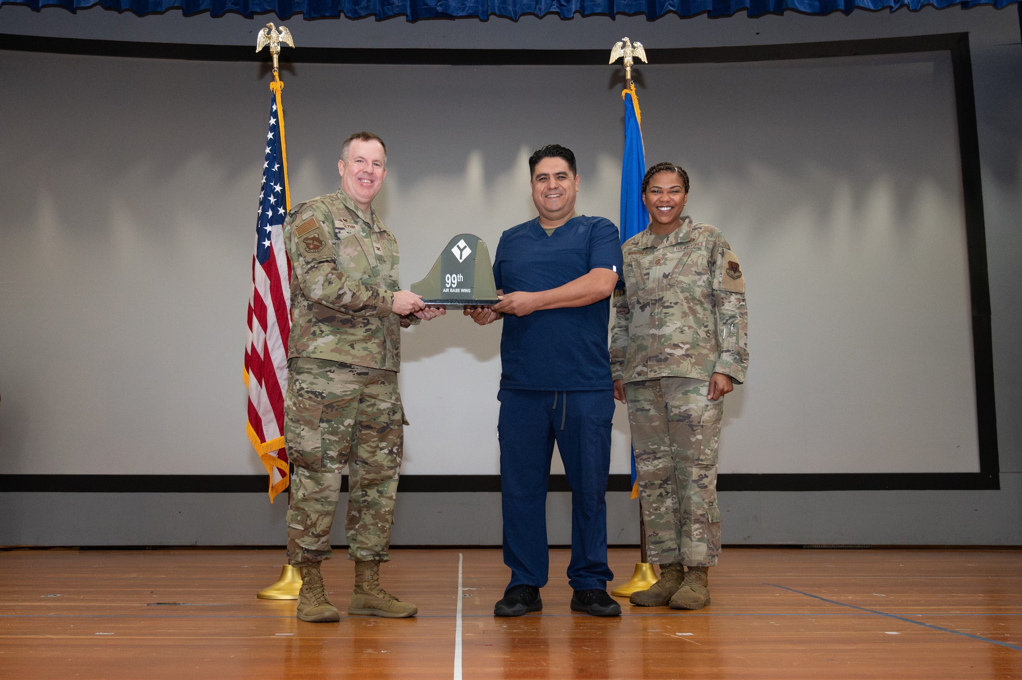 A man receives an award from U.S. Air Force Col. Jason Glynn.