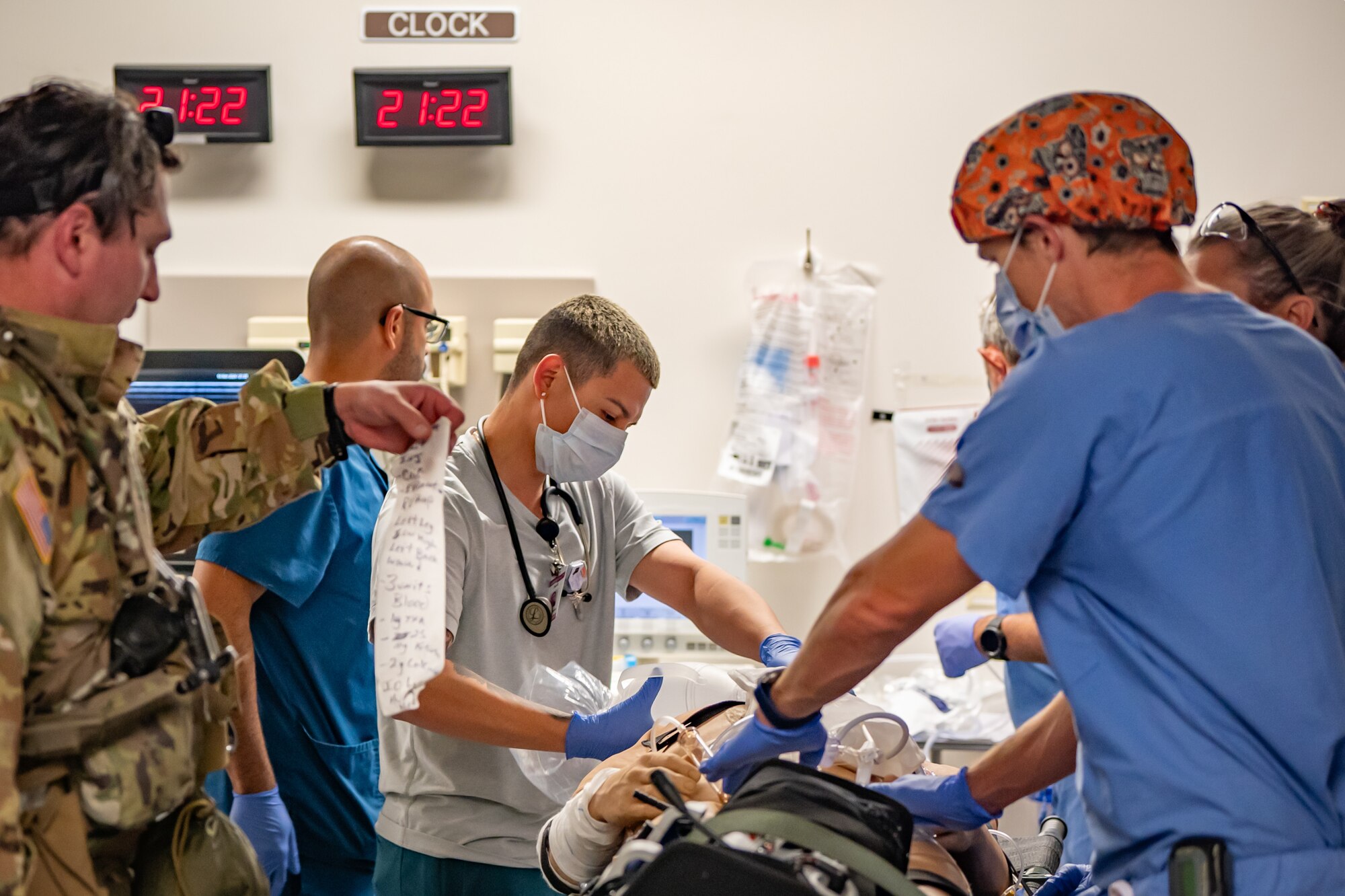 An Arizona Army National Guard UH-60 Black Hawk helicopter crew member gives medical updates to civilian medical personnel during the transport of a simulated patient at HonorHealth Scottsdale Osborn Medical Center in Scottsdale, Ariz., Nov. 14, 2024, during Exercise Desert Hammer 25-1. Civilian medical personnel from HonorHealth participated in Exercise Desert Hammer 25-1, receiving simulated patients from military personnel, bridging gaps in terminology and protocols. This exercise tests the ability of over 700 participants and 131 aircraft to operate, defend, and sustain airbases under austere conditions. (U.S. Air Force photo by Tech. Sgt. Tyler J. Bolken)