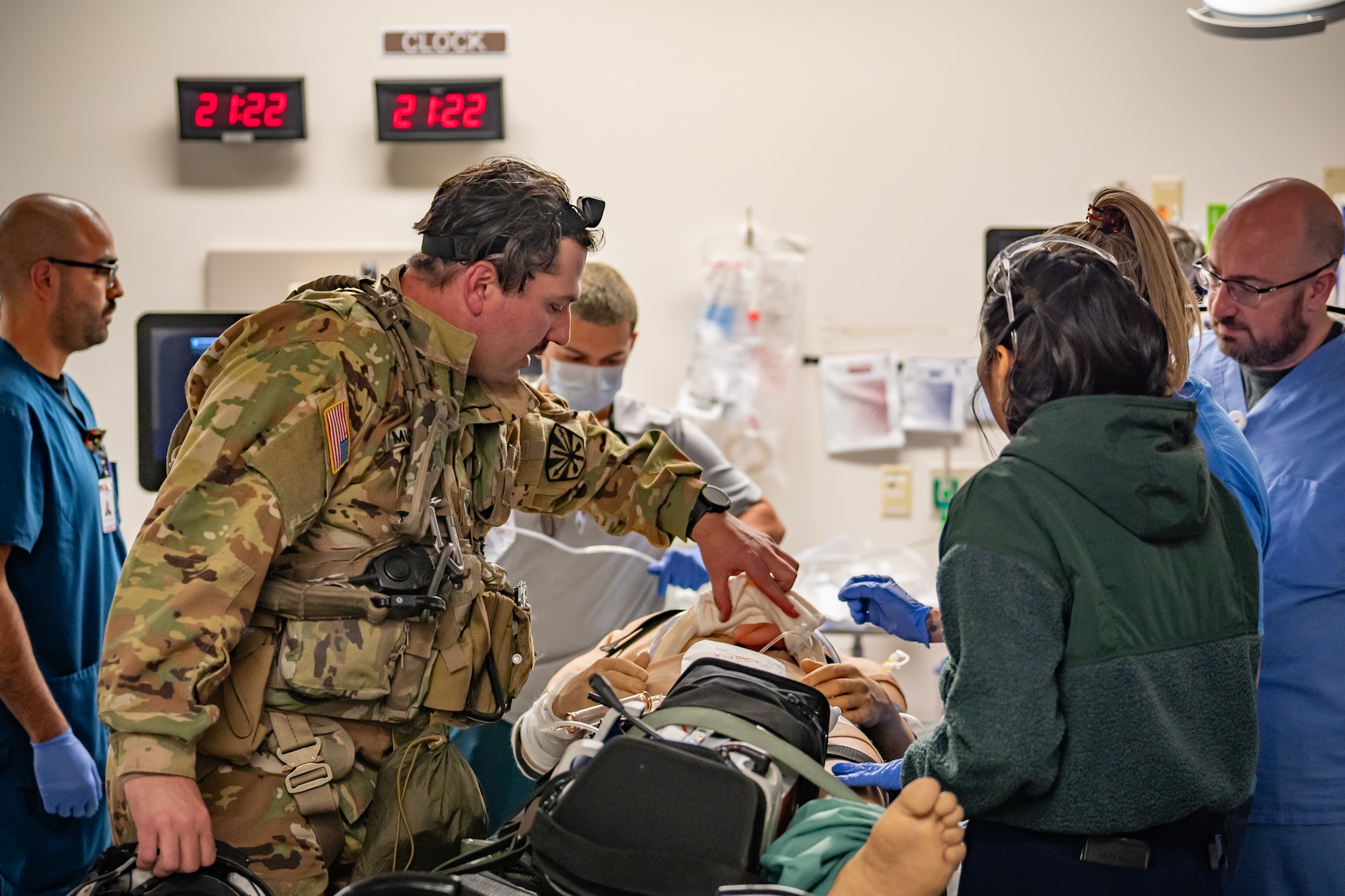 An Arizona Army National Guard UH-60 Black Hawk helicopter crew member gives medical updates to civilian medical personnel during the transport of a simulated patient at HonorHealth Scottsdale Osborn Medical Center in Scottsdale, Ariz., Nov. 14, 2024, during Exercise Desert Hammer 25-1. Civilian medical personnel from HonorHealth participated in Exercise Desert Hammer 25-1, receiving simulated patients from military personnel, bridging gaps in terminology and protocols. This exercise tests the ability of over 700 participants and 131 aircraft to operate, defend, and sustain airbases under austere conditions. (U.S. Air Force photo by Tech. Sgt. Tyler J. Bolken)