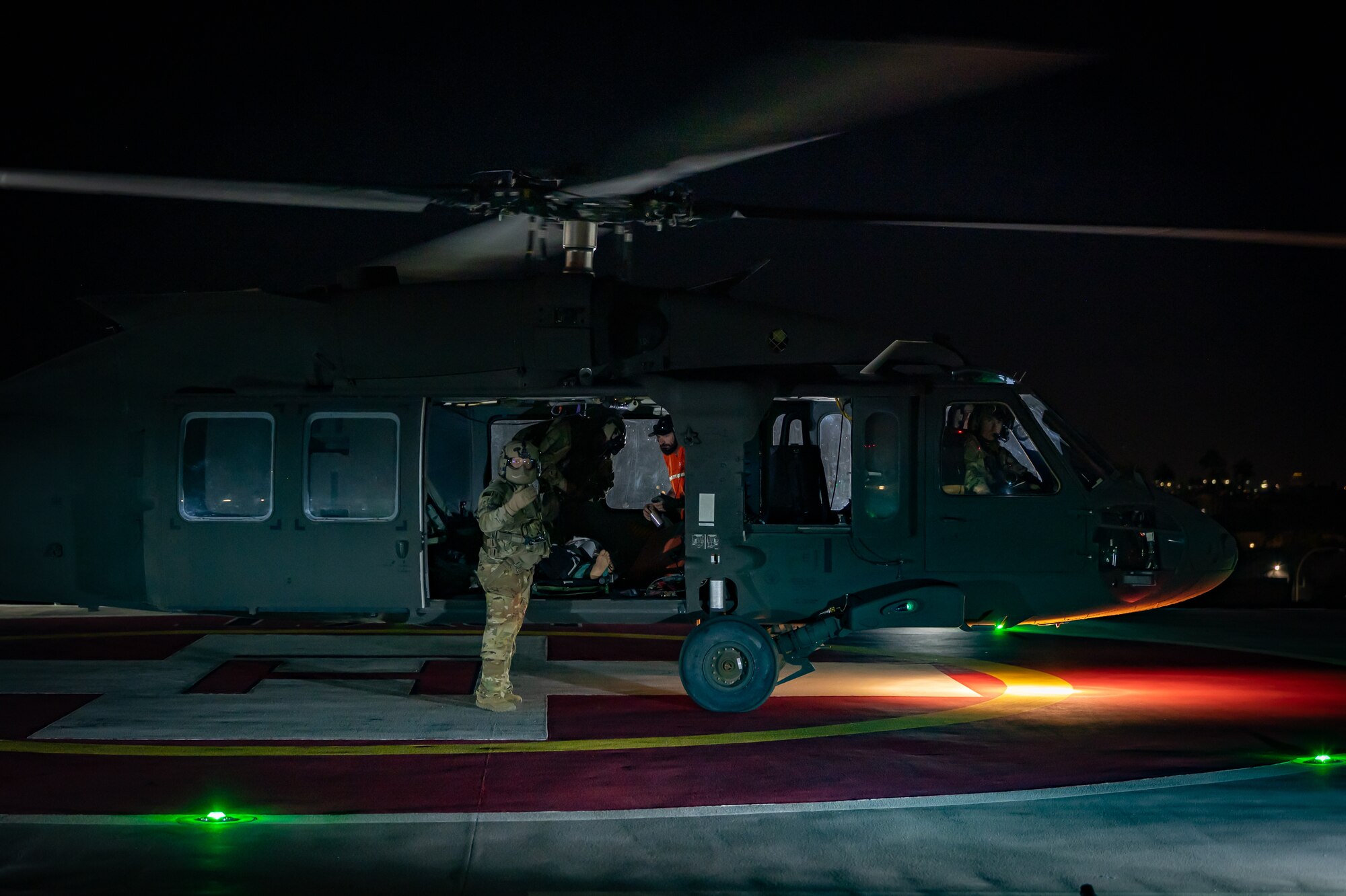 An Arizona Army National Guard UH-60 Black Hawk crew member communicates with civilian medical personnel while transporting a simulated patient to HonorHealth Scottsdale Osborn Medical Center in Scottsdale, Ariz., Nov. 14, 2024, during Exercise Desert Hammer 25-1. This large-scale exercise emphasizes the U.S. Air Force Reserve’s commitment to readiness by integrating Agile Combat Support and Large Force Exercise capabilities in a contested environment. (U.S. Air Force photo by Tech. Sgt. Tyler J. Bolken)