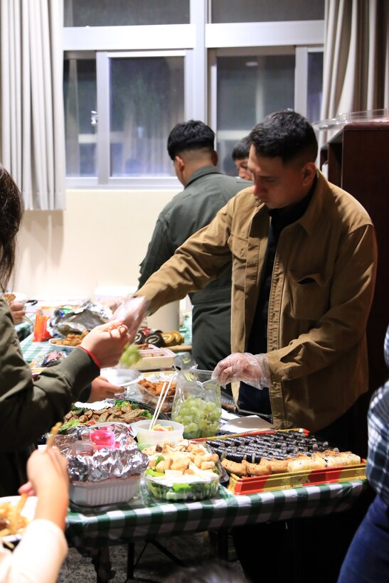 １２月１１日、海兵隊普天間航空基地のチャペルで毎年恒例のクリスマス会が開催されました。