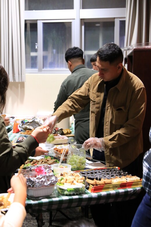 １２月１１日、海兵隊普天間航空基地のチャペルで毎年恒例のクリスマス会が開催されました。