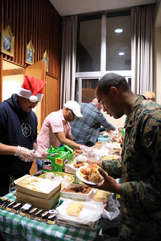 １２月１１日、海兵隊普天間航空基地のチャペルで毎年恒例のクリスマス会が開催されました。