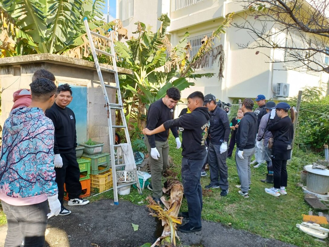 12月15日、海兵隊キャンプ・ハンセンの海兵隊が地元金武町の青年団協議会や金武町商工会青年部と共に４件の高齢者宅の草刈りや庭の清掃を行いました。約５年ぶりとなったこの清掃活動は日頃から地元貢献活動に力を入れる隊員達にとってはクリスマス前に大変意義のあるボランティア活動となりました。
