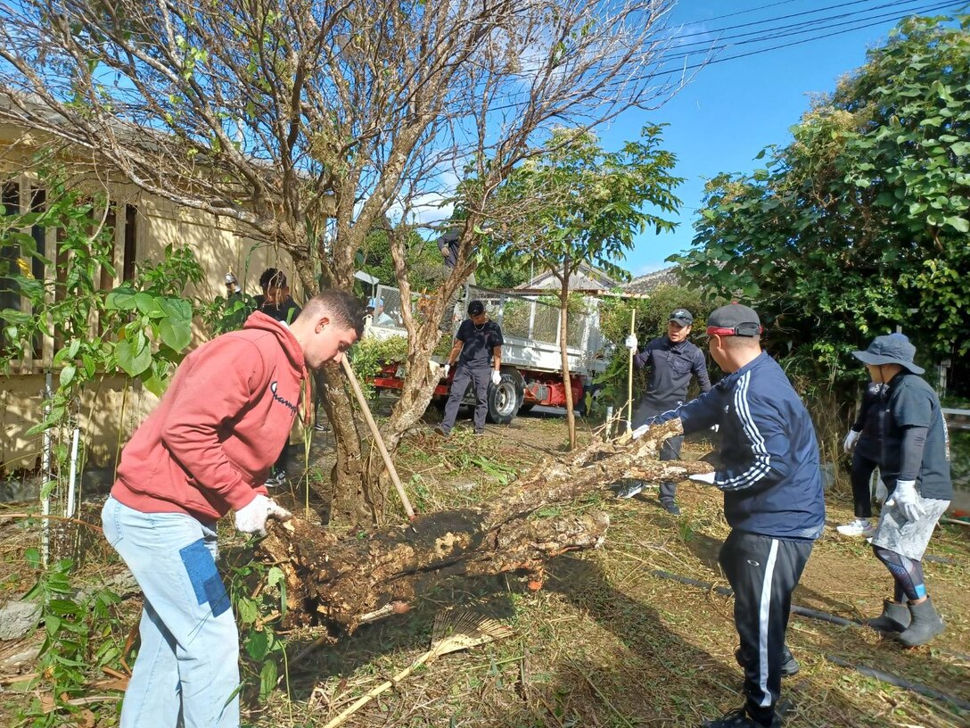 12月15日、海兵隊キャンプ・ハンセンの海兵隊が地元金武町の青年団協議会や金武町商工会青年部と共に４件の高齢者宅の草刈りや庭の清掃を行いました。約５年ぶりとなったこの清掃活動は日頃から地元貢献活動に力を入れる隊員達にとってはクリスマス前に大変意義のあるボランティア活動となりました。