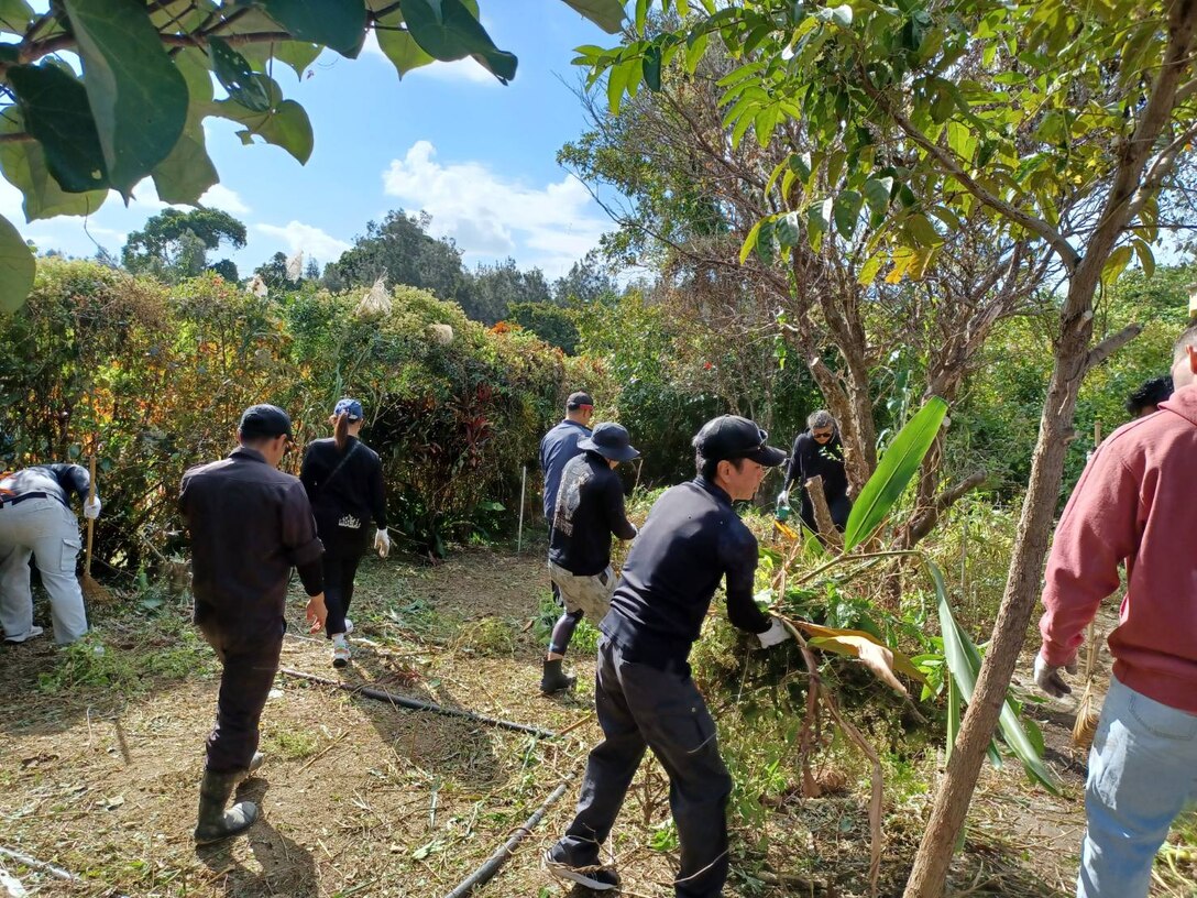 12月15日、海兵隊キャンプ・ハンセンの海兵隊が地元金武町の青年団協議会や金武町商工会青年部と共に４件の高齢者宅の草刈りや庭の清掃を行いました。約５年ぶりとなったこの清掃活動は日頃から地元貢献活動に力を入れる隊員達にとってはクリスマス前に大変意義のあるボランティア活動となりました。