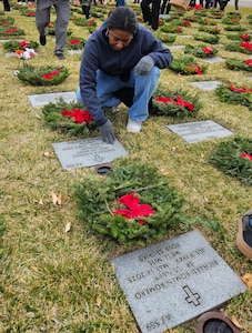 6th Medical Recruiting Battalion Honors Veterans During Wreaths Across America Day