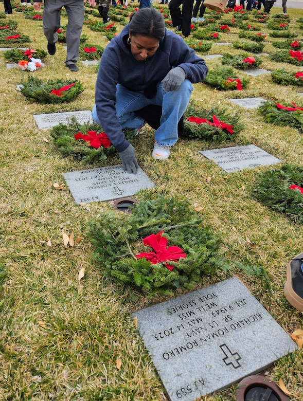 6th Medical Recruiting Battalion Honors Veterans During Wreaths Across America Day