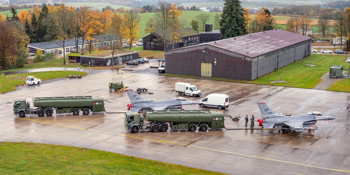 Airmen from the 52nd Aircraft Maintenance Squadron show members of the German Air Force at Buchel Airbase how to refuel USAF F-16Cs during Exercise CASTLE FORGE on 3 Nov 2021.