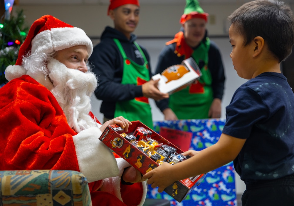 Service Members Deliver Toys in Noatak