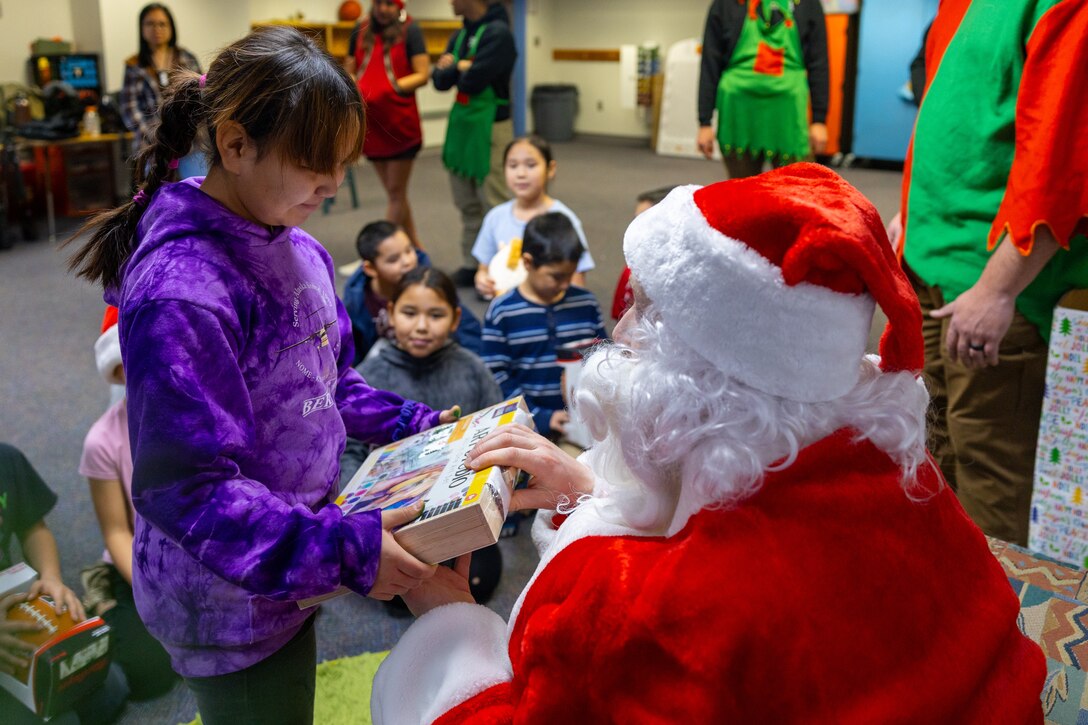 Service Members Deliver Toys in Kotzebue