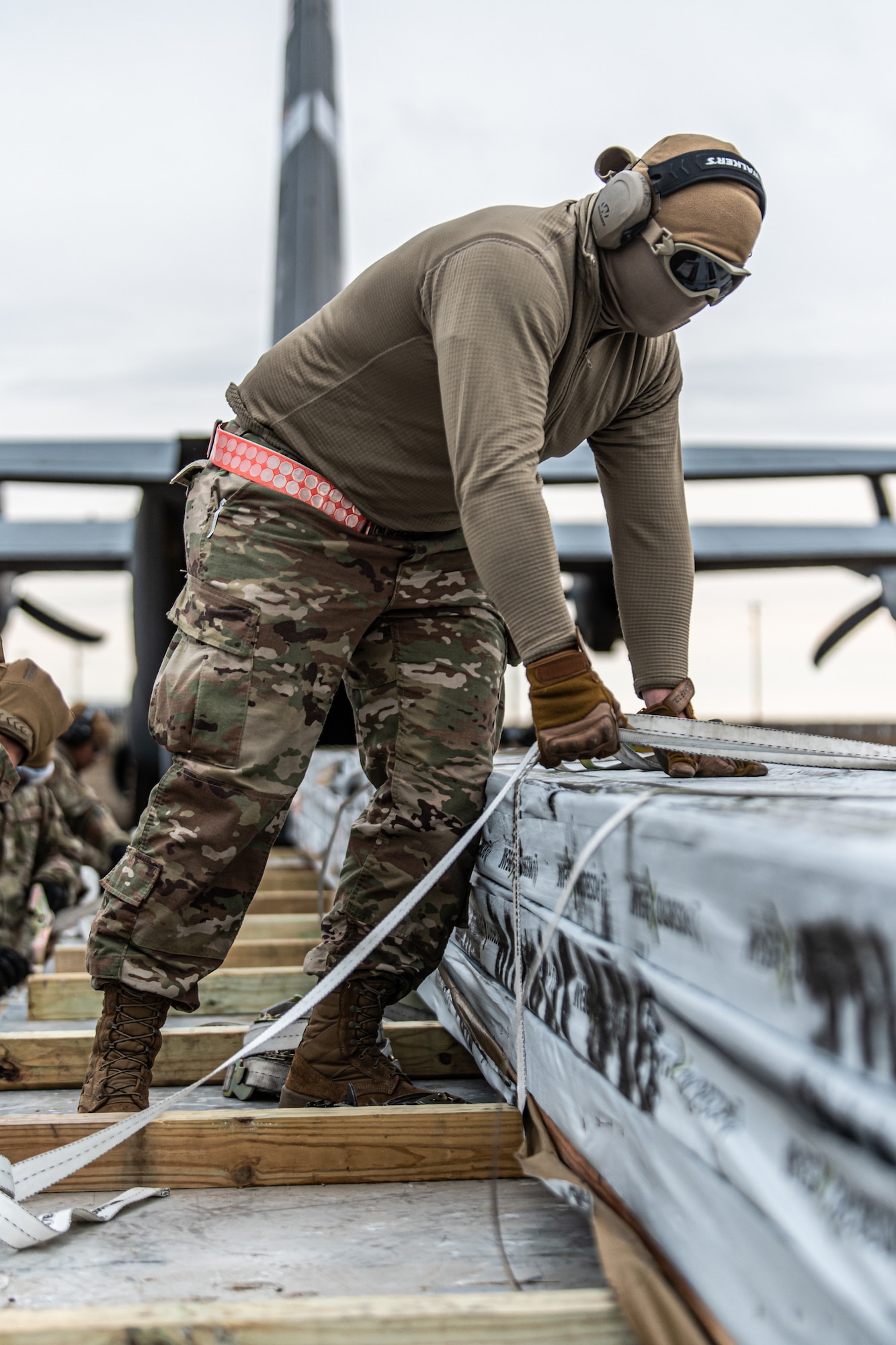A member of the Kentucky Air National Guard’s 123rd Airlift Wing assists in a combat offload of cargo from a C-130J Super Hercules aircraft in Wainwright, Alaska, as part of Operation Arctic Haven Sept. 2, 2024. Thirty-six wing members supported the Innovative Readiness Training mission, which airlifted 39 short tons of residential building supplies to two remote villages in northern Alaska. (U.S. Air National Guard photo by Tech. Sgt. Chloe Ochs)