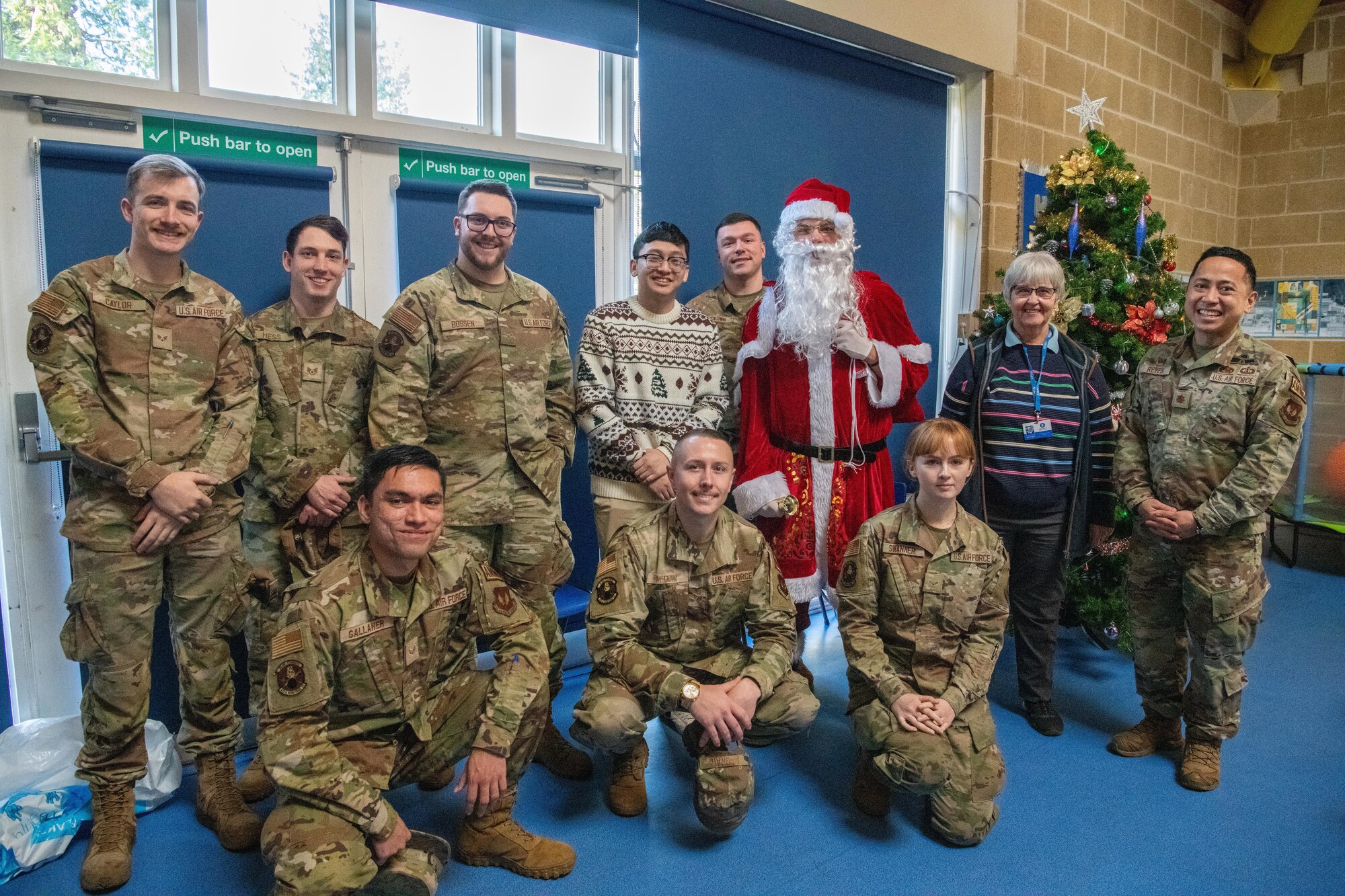 Santa Claus and Airmen pose for a group photo