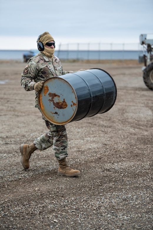 Master Sgt. Jason Newby, a supply specialist with the Kentucky Air National Guard’s 123rd Airlift Wing, assists with a combat offload of cargo from a C-130J Super Hercules aircraft in Wainwright, Alaska, as part of Operation Arctic Haven Sept. 2, 2024.