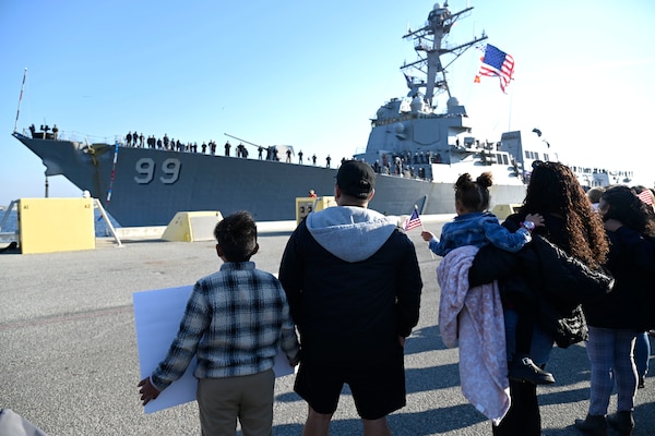 USS Farragut (DDG 99) arrives at U.S. Naval Station Mayport, Fla.