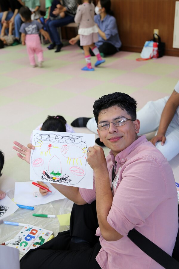 ２月３日、名護青少年の家には緊張した面持ちの名護市内の小学校に通う１年生から３年生の児童たち４０数名が英語体験学習に参加しました。