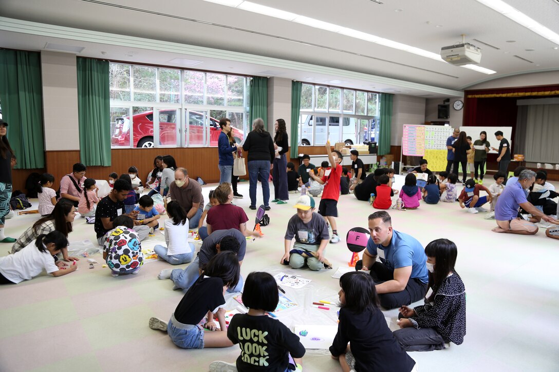 ２月３日、名護青少年の家には緊張した面持ちの名護市内の小学校に通う１年生から３年生の児童たち４０数名が英語体験学習に参加しました。