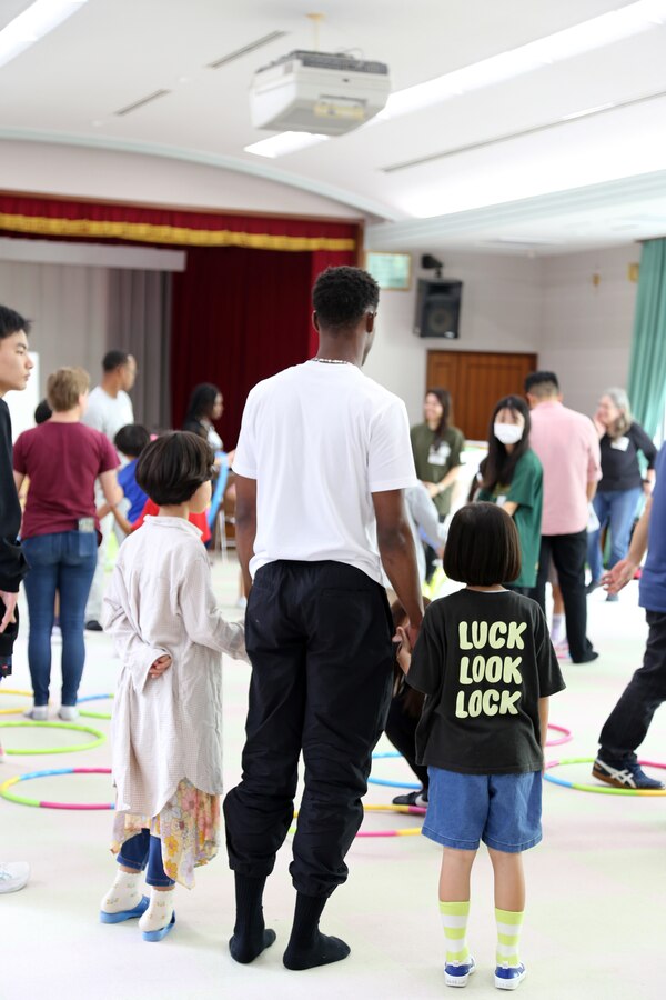 ２月３日、名護青少年の家には緊張した面持ちの名護市内の小学校に通う１年生から３年生の児童たち４０数名が英語体験学習に参加しました。