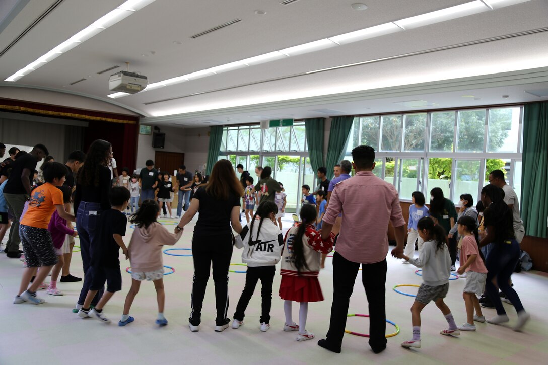 ２月３日、名護青少年の家には緊張した面持ちの名護市内の小学校に通う１年生から３年生の児童たち４０数名が英語体験学習に参加しました。