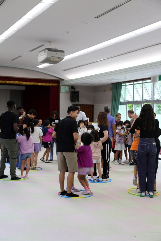 ２月３日、名護青少年の家には緊張した面持ちの名護市内の小学校に通う１年生から３年生の児童たち４０数名が英語体験学習に参加しました。