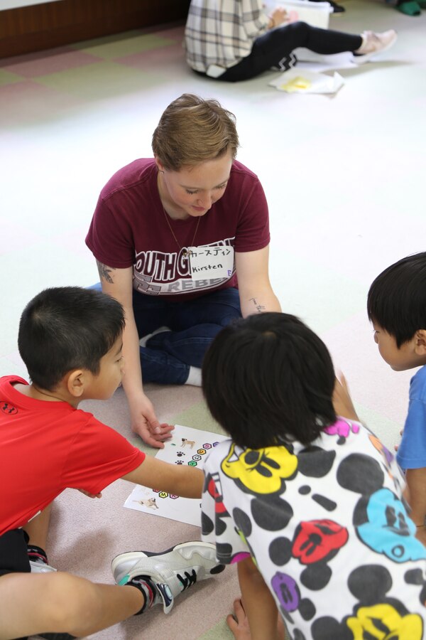 ２月３日、名護青少年の家には緊張した面持ちの名護市内の小学校に通う１年生から３年生の児童たち４０数名が英語体験学習に参加しました。