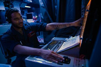 OSSN Jomar Quinones tracks surface radar contacts aboard USS Sterett (DDG 104).