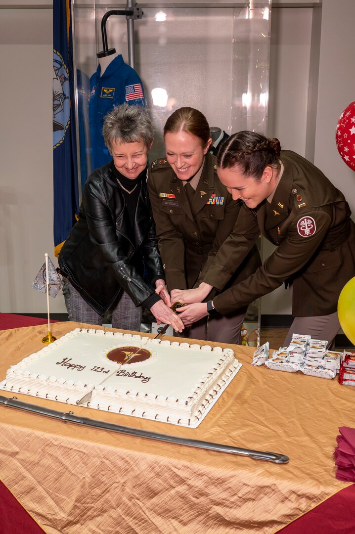 Walter Reed celebrates 123rd birthday of Army Nurse Corps, DAISY Award