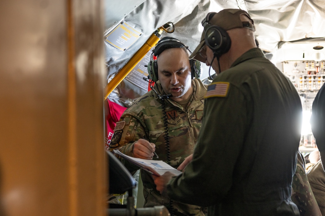 Members communicate on KC135