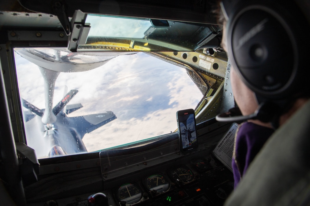 member refueling f35